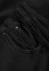 Mustasta denim-kankaasta, jossa on etutasku tarkkuusompeleilla ja kontrastivärinen metallinappi. Kankaalla on sileä ja mattapinta.