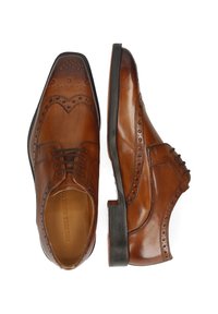 Chaussures de ville pour hommes en cuir marron, l'une montrée de dessus avec des lacets, l'autre de côté avec une semelle noire et des détails perforés.