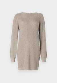 Robe-pull en tricot longue beige avec manches longues et poignets, col et ourlet côtelés sur fond blanc.