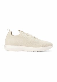 Baskets basses en maille beige clair avec semelle blanche, lacets à l'avant et languette de tirage au talon, présentées de profil sur fond blanc.
