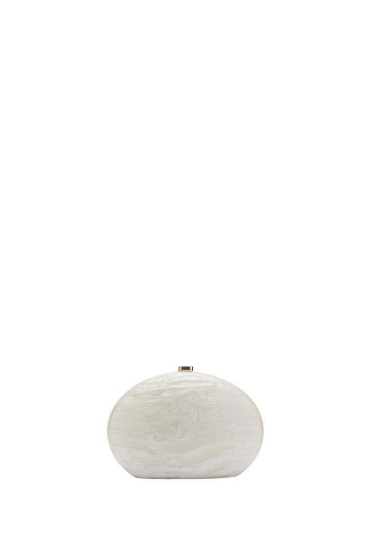 Witte gemarmerde acryl clutch met een ronde vorm, gouden sluiting en een gladde textuur. Minimalistisch ontwerp.