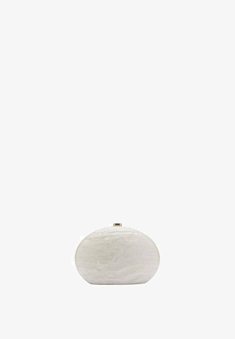 Witte gemarmerde acryl clutch met een ronde vorm, gouden sluiting en een gladde textuur. Minimalistisch ontwerp.