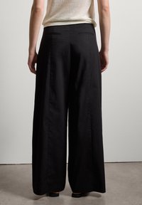 Stefanel STRAIGHT-FIT - Stoffhose - black