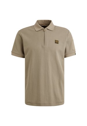 Beige Poloshirt mit kurzen Ärmeln, Reißverschlusskragen und einem gewebten Etikett auf der Brust. Hergestellt aus einem weichen Baumwollmischgewebe mit glatter Textur.