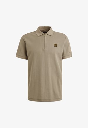 Beige Poloshirt mit kurzen Ärmeln, Reißverschlusskragen und einem gewebten Etikett auf der Brust. Hergestellt aus einem weichen Baumwollmischgewebe mit glatter Textur.