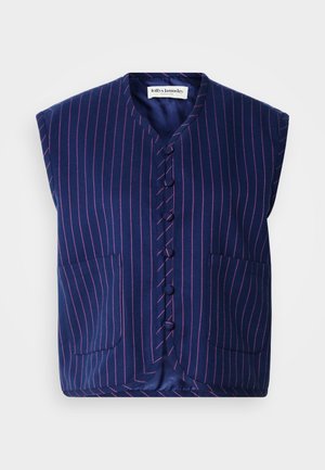 Mornarško modra brezrokavnica z rožnatimi vertikalnimi črtami, ki ima v-izrez, sprednje gumbno zapiranje in dva žepa. Mehka tekstura tkanine.