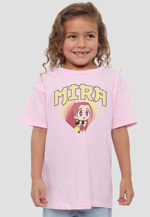 Young girl with curly hair smiles wearing a pink T-shirt with "MIRA" text and a cartoon character holding a camera inside a heart shape.