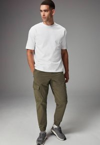 Next STRETCH UTILITY REGULAR TAPERED - Kareiviško stiliaus kelnės - mottled brown