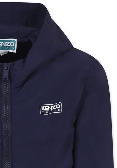 Giacca con cappuccio blu navy realizzata in tessuto leggero, con zip frontale e logo "KENZO PARIS" bianco sul lato sinistro del petto.