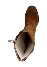 Bottines en cuir suédé marron avec un bout arrondi, doublure intérieure de couleur claire et fermeture éclair métallique sur le côté pour un enfilage facile.