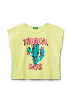 Limetkově zelené tričko s krátkým rukávem s grafikou kaktusu s růžovými květinami a textem "TROPICAL DAYS" v tučných růžových písmenech.