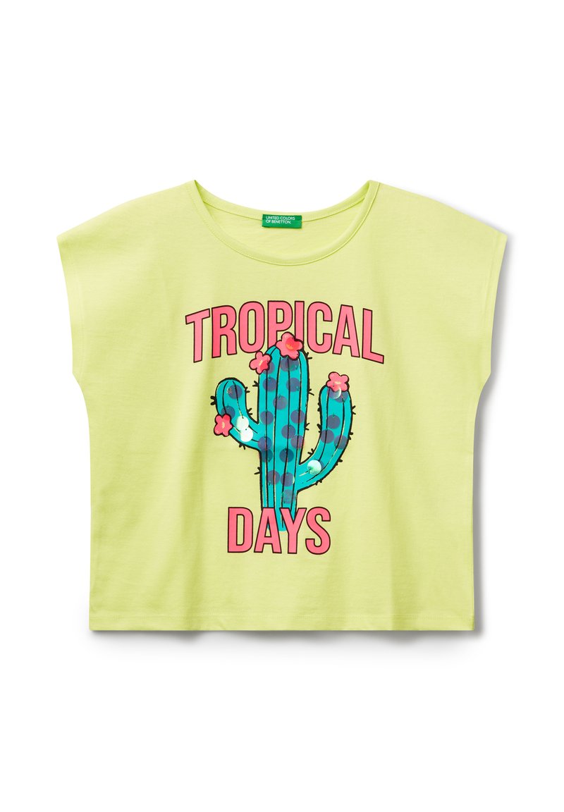 Limetkově zelené tričko s krátkým rukávem s grafikou kaktusu s růžovými květinami a textem "TROPICAL DAYS" v tučných růžových písmenech.