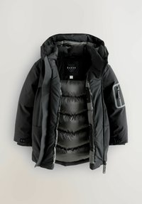 Schwarze isolierte Winterjacke mit Kapuze, mit gestepptem Innenfutter, mehreren Reißverschlusstaschen und verstellbaren Bündchen für die Passform.