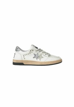 Sneaker bianca bassa con suola beige, stella glitterata argento e dettagli con borchie, e lacci grigio chiaro, vista dal lato esterno.