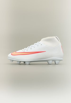 Weißer Fußballschuh mit pinkfarbenem Nike-Swoosh, Schnürung vorne, mittelhohem Knöchelkragen und geformten Stollen auf hellgrauem Hintergrund.