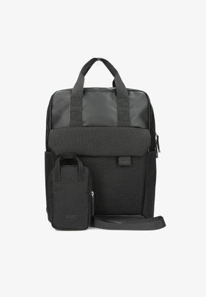 Sac à dos noir en tissu durable, présentant un design carré, deux poignées supérieures, une pochette petite et détachable, et une bandoulière plate.