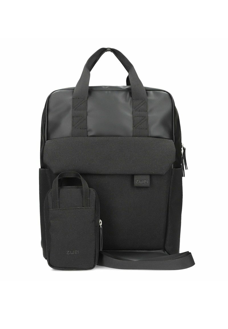 Zaino nero realizzato in tessuto resistente, con un design quadrato, due manici superiori, un piccolo astuccio rimovibile e una tracolla piatta.
