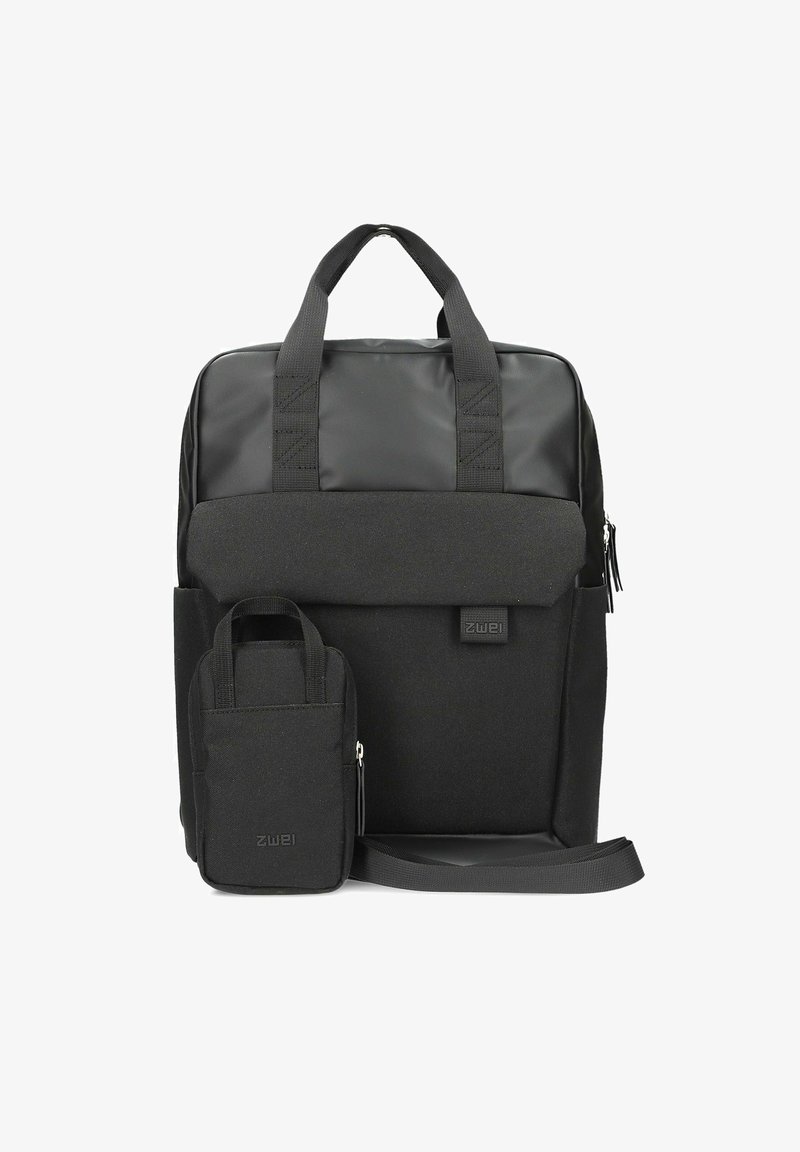 Zaino nero realizzato in tessuto resistente, con un design quadrato, due manici superiori, un piccolo astuccio rimovibile e una tracolla piatta.