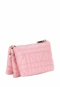 Pochette en similicuir rose matelassé avec fermeture éclair, présentant une texture triangulaire et une boucle latérale en métal argenté pour fixation.