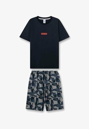 Schwarzes T-Shirt mit kurzen Ärmeln und rotem "SHARK ZONE"-Schriftzug sowie graue und marineblaue Shorts mit geometrischem Muster und wiederholtem "SHARK ZONE"-Schriftzug.