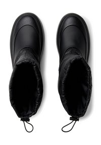 Botas impermeables negras con una parte superior suave y un collar de tela texturizada. Presentan un cierre con cincha y un diseño de punta redondeada.