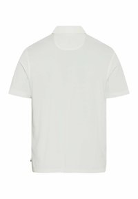 Hvid kortærmet polo-skjorte med en klassisk krave, blødt stof og et enkelt design uden mønstre eller accenter.