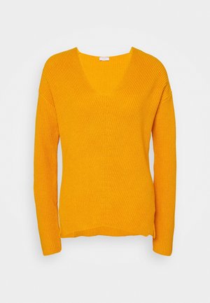 Pull en tricot jaune vif à col en V avec des manches longues et une coupe légèrement ample, présenté sur un fond clair uni.
