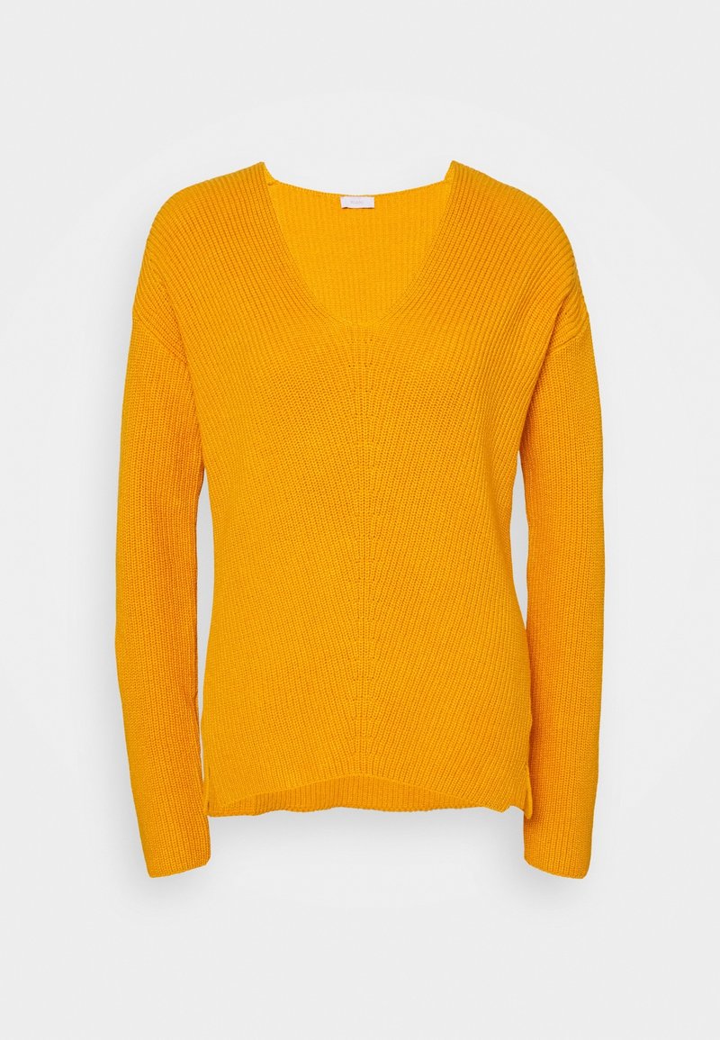 Pull en tricot jaune vif à col en V avec des manches longues et une coupe légèrement ample, présenté sur un fond clair uni.