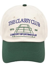 Cappellino bianco e verde con visiera curvata. Presenta testo ricamato "THE CLASSY CLUB" e "COMFORT SPORTING CLUB" con una grafica di un campo da tennis.