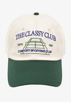 Weißer und grüner Hut mit gebogenem Visier. Verfügt über gestickten Text "THE CLASSY CLUB" und "COMFORT SPORTING CLUB" mit einer Tenniscourt-Grafik.