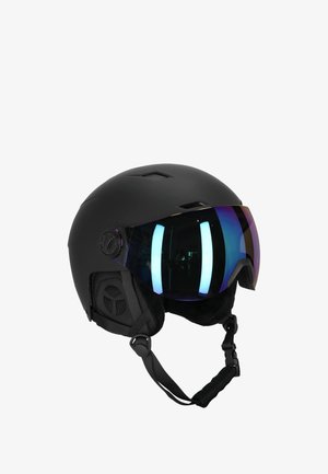 Czarny kask narciarski o gładkim matowym wykończeniu, z wbudowanymi przyciemniającymi goglami narciarskimi oraz regulowanym paskiem z zapięciem i wyściółką na uszy.