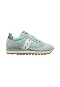 Sneakers sportive con tomaia in suede e rete verde menta chiaro, dettagli bianchi e suola in gomma. Presentano punta arrotondata e colletto imbottito.