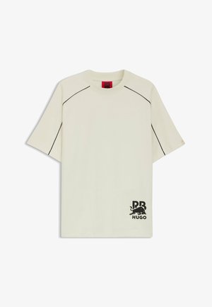 Kremfarvet T-shirt med korte ærmer med sorte kantdetaljer og en sort tyrelogo med teksten "HB HUGO" nederst foran.