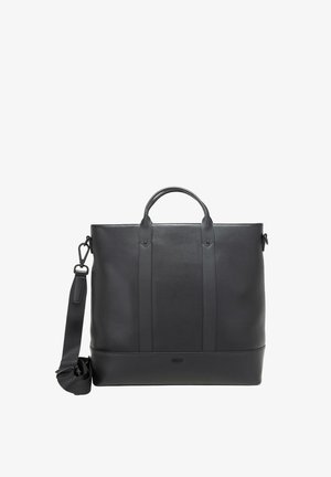 Bolsa tote de cuero negro con dos asas superiores, correa de hombro desmontable y acentos de costura; forma rectangular con una textura suave.