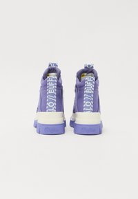 Sneaker alte viola con tomaia in tessuto testurizzato, dettagli bianchi e cinghie con logo sul tallone. Suola in gomma con dettagli del logo.