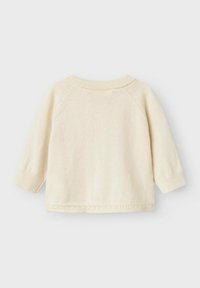 Cremfarbener Strickpullover mit dreiviertel Raglanärmeln, geripptem Ausschnitt und Bündchen sowie strukturierten Saumdetails.