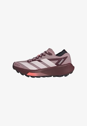 But do biegania trail w kolorze różowym i bordowym z białymi paskami, wytrzymałą podeszwą, wodoodpornym materiałem Gore-Tex oraz logo "Terrex" na boku.