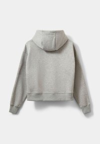 Felpa corta grigia con cappuccio, realizzata in tessuto morbido. Presenta maniche lunghe e polsini a coste. Texture semplice e liscia senza motivi.