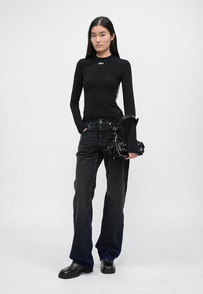 Top negru cu mânecă lungă și logo-ul 'OFF', asortat cu blugi negri din denim cu talie înaltă. Modelul ține o geantă mică neagră cu ținte. Încălțăminte plată.