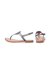 Metalisk grå flade sandaler med tåsløjfe og ankelrem, der har en dekorativ detalje. Glat sål og gummisål for komfort.