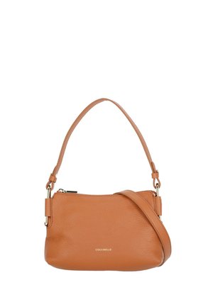 Borsa in pelle color cuoio con un manico superiore singolo e una tracolla staccabile, con chiusura a zip e piccolo logo dorato del marchio.