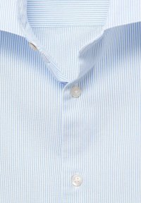 Svetlo modra prugasta srajca z gumbi in tradicionalnim ovratnikom ter majhnimi belimi gumbi. Tkanina je gladka z fino teksturo.