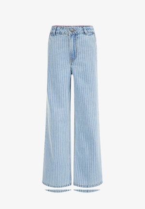 Hellblaue Jeans mit weitem Bein und vertikalen weißen Streifen, vordere Knopfleiste, Reißverschluss und Gürtelschlaufen, auf weißem Hintergrund.