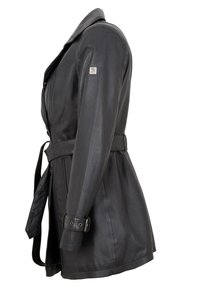 Schwarzer Ledermantel mit tailliertem Design, tailliertem Bund und langen Ärmeln. Mit einem ausgeschliffenen Kragen und Ärmelakzenten mit Knopfdetail.