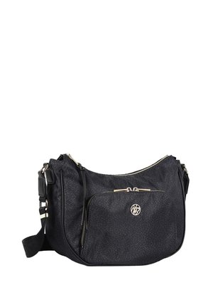 Borsa a tracolla nera con texture, hardware dorato, tasca frontale con zip e tracolla regolabile. Presenta un accento con medaglione del logo.