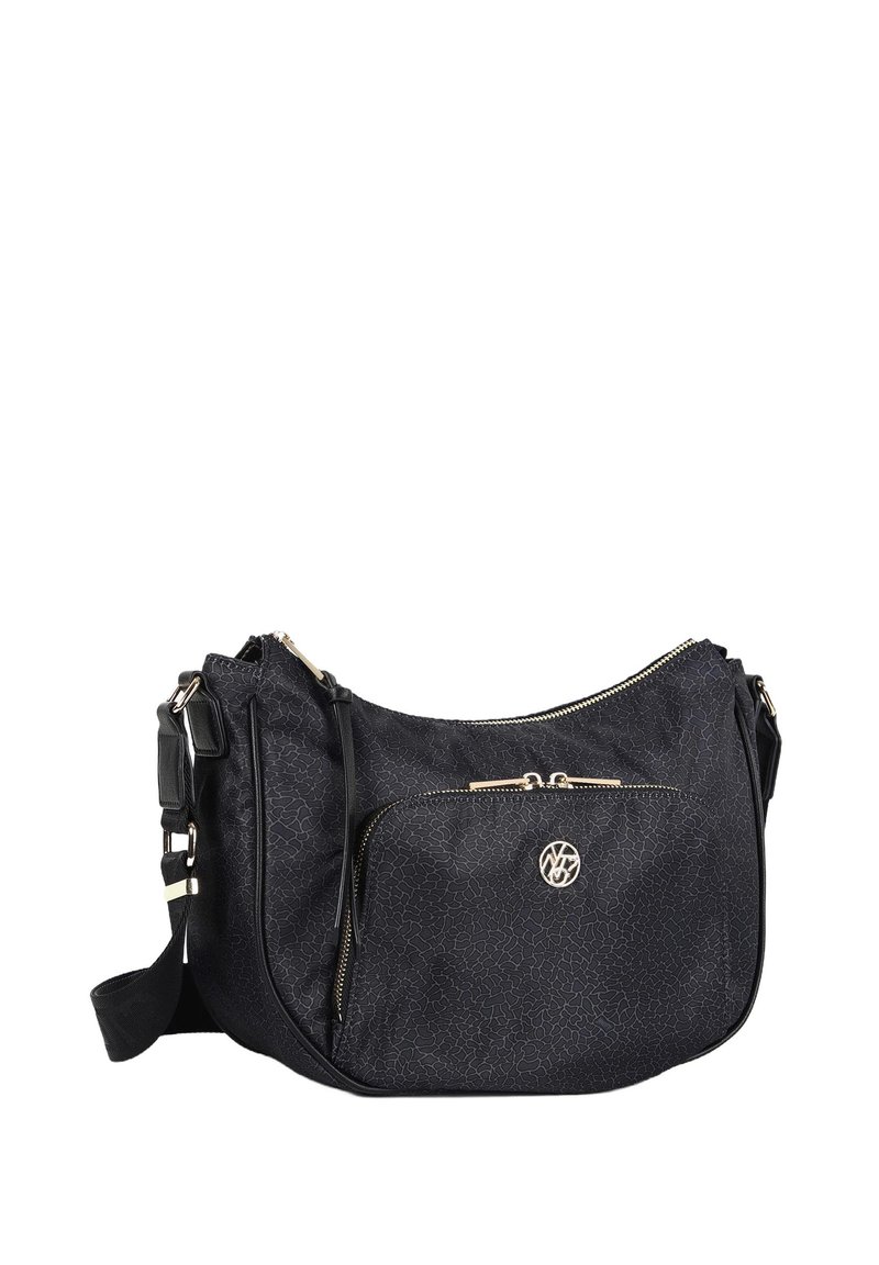 Borsa a tracolla nera con texture, hardware dorato, tasca frontale con zip e tracolla regolabile. Presenta un accento con medaglione del logo.
