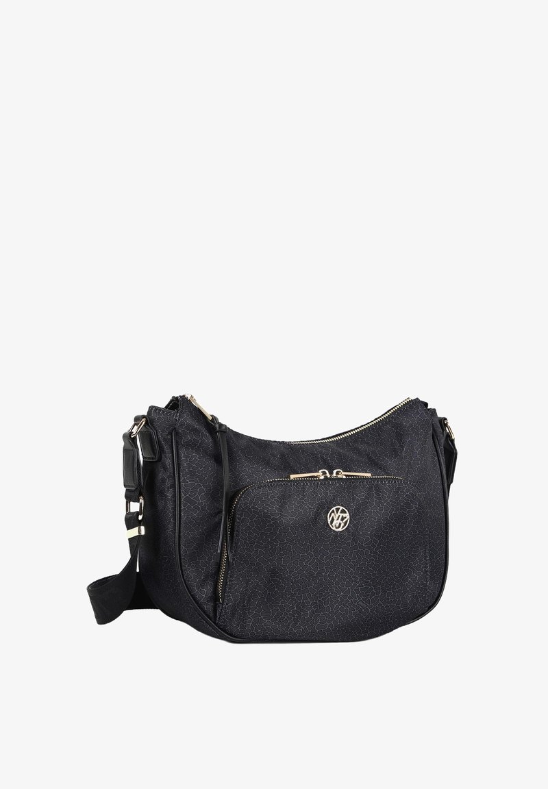 Borsa a tracolla nera con texture, hardware dorato, tasca frontale con zip e tracolla regolabile. Presenta un accento con medaglione del logo.