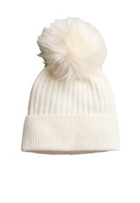 Berretto bianco lavorato a maglia con una texture a coste, caratterizzato da un grande pompon soffice sulla cima e da un ampio risvolto piegato alla base.
