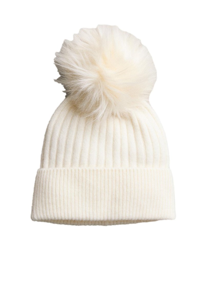Berretto bianco lavorato a maglia con una texture a coste, caratterizzato da un grande pompon soffice sulla cima e da un ampio risvolto piegato alla base.