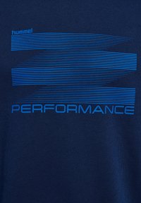 Marineblaues T-Shirt mit horizontalen blauen Streifen und dem Wort "PERFORMANCE" in fetter Schrift, mit dem "hummel"-Logo in der oberen linken Ecke.